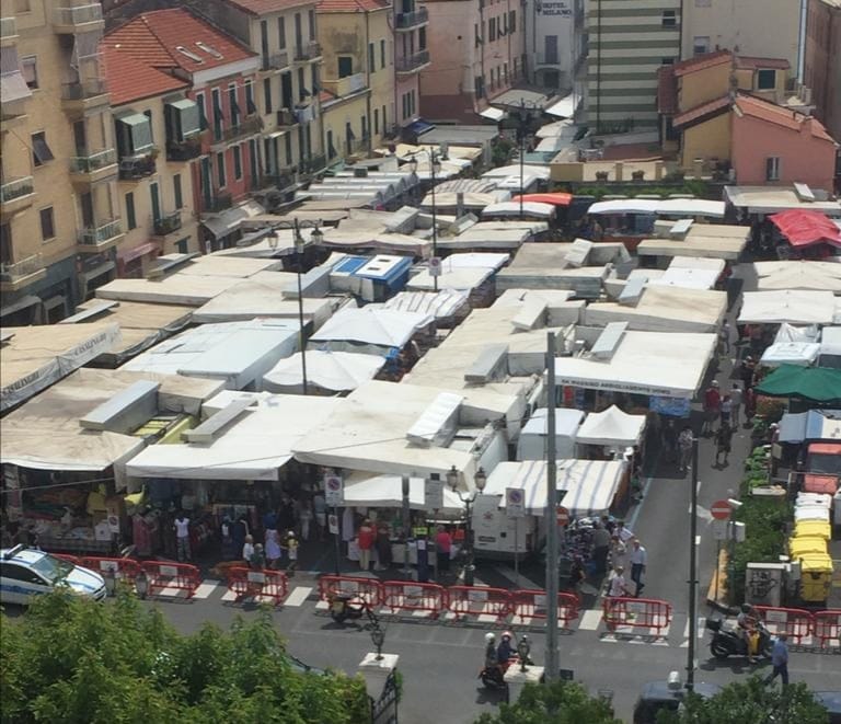 Ad Alassio il mercato torna in Piazza Paccini: buona la prima!